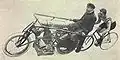 Bruno Demke achter gangmaker Paul Dunkel op een Brennabor in 1905