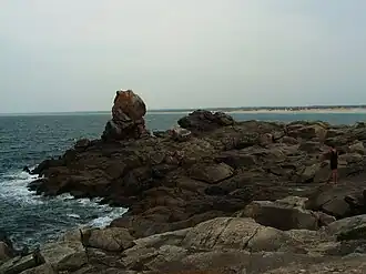 Rotsen op Pointe de la Torche, inclusief de Rocher du Corbeau