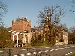 Nijenrode van de weg af gezien