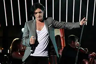 Brian Molko treedt op in het Europees Parlement in Brussel in 2010.