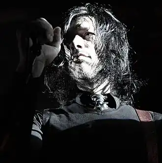 Brian O'Connor tijdens een concert met Eagles of Death Metal in 2009