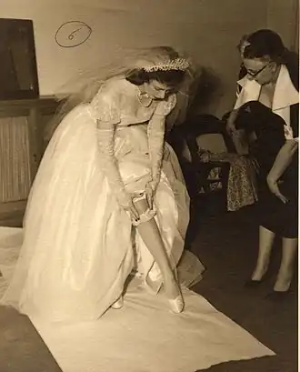 Een bruid bereidt zich voor om de kouseband te gooien