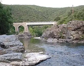 Brug 'Pont-de-Selle' over de Hérault tussen Roquedur en Sumène.