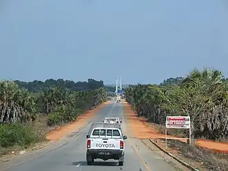 Een weg in Angola met verderop een brug over de Cuanza.