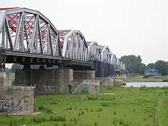 De brug met daaraan bevestigd de jukken van de stuw.