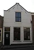 Huis met puntgevel met gewijzigde top