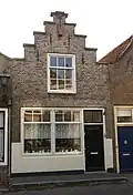 Vernieuwde gevel voor ouder pand. Belangrijk ten behoeve van het verband tussen de wand Kaaistraat 2/14