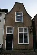 Huis met geverfde tuitgevel