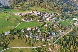 Brienz in 2020. Linksboven is het onderste deel van de instabiele helling te zien. In 2023 ontstond door een rotslawine een steile hoop los gesteente tot vlak bij het huis links op de achtergrond.