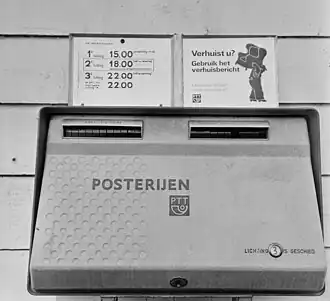 Brievenbus (Amsterdam) met bord lichtingstijden, 1969.