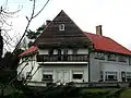 Grote villa in ommuurde parktuin