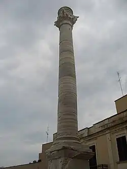 Zuil bij het einde van de Via Appia