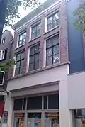 Huis met geverfde lijstgevel