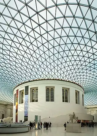 Het in het jaar 2000 aangelegde Great Court, het grote nieuwe binnenplein van het British Museum, met zijn dak van glazen panelen, omsluit de oorspronkelijke ronde Reading Room, die tot 1997 dienstdeed als de belangrijkste leeszaal van de British Library.