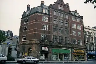 Het stationsgebouw voor de sloop in 1989