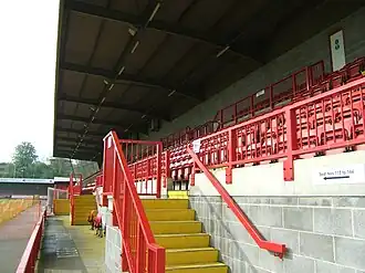 De westelijke tribune van het Broadfield Stadium