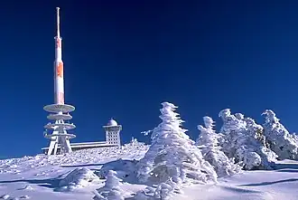 De bergtop van de Brocken met weerstation