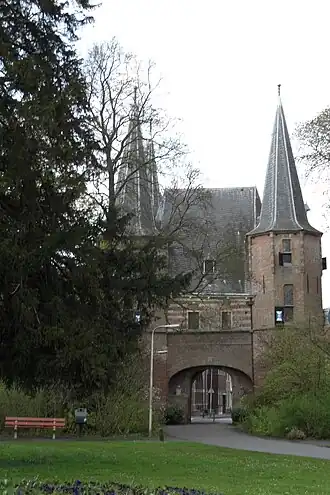 De Broederpoort, gezien vanuit het stadspark.