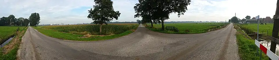 Het gebied waar de nieuwbouwwijk moet komen. Centraal loopt de Omkromte, links liggen oud-Joure en de fabrieken van Douwe Egberts.