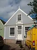 Houten huis met bredere achterbouw