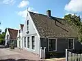 Driebeukig houten huis