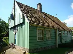 Voordeur en gevel van huis in Broek in Waterland