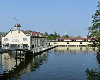 Op de voorgrond het afmijnlokaal uit 1912, op de achtergrond de lighal