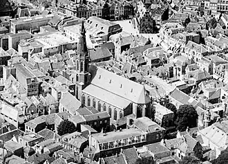 De kerk omstreeks 1930, luchtfoto