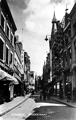 De Broerstraat in 1930, met aan de linkerkant het theater.