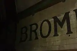 De stationsnaam op het tegelwerk