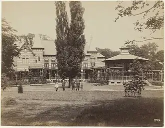 Het Brongebouw aan de parkzijde, gezien naar het noorden, 1894-1895.
