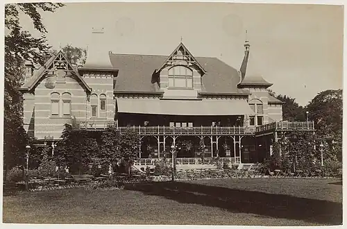 Het Brongebouw vanuit het park gezien, omstreeks 1900.