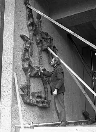 Bewerking van bronsplastieken (provinciehuis Zuid-Holland) door de bronsgieter Mart Joosten