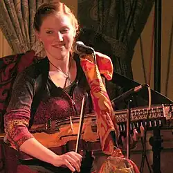 Bronwyn Bird bespeelt de nyckelharpa