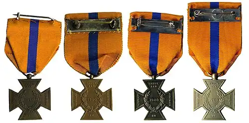 Bronzen Kruis 4 versies achterzijde v.l.n.r. Spink, Gaunt, Rijksmunt "koningin", Rijksmunt "koning".