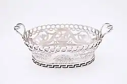 Zilveren broodmand, pillegift (doopgeschenk) voor Johannus Dijckmeester uit Tiel, 1775