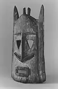 Een masker voor de Dama-ceremonie, late 19e of vroege 20ste eeuw, 36 x 17 x 13 cm. Brooklyn Museum, New York