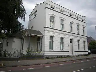 Herenhuis waarachter de brouwerij van het landgoed lag, schuin tegenover het kanteelpand