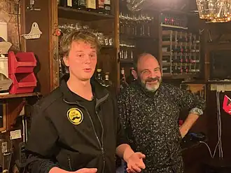 Jaap Lok (links) van Brouwerij de Snor vertelt tijdens een online bierproeverij over het biermerk.