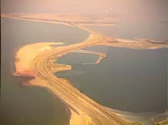 De Brouwersdam in de jaren tachtig. De doorlaatsluis is al gebouwd, Port Zélande nog niet.