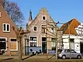 Huis met puntgevel met halfrond afgedekte top