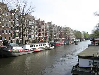 Pakhuizen en woonboten aan de Brouwersgracht