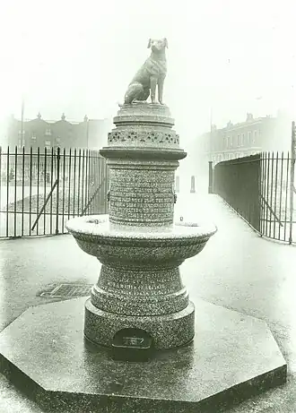 De Brown Dog door Joseph Whitehead, geplaatst in 1906 in Battersea’s Latchmere Recreation Ground en vermoedelijk vernield in 1910.