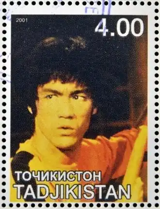 Bruce Lee (foto uit Game of Death) op een postzegel uit Tadzjikistan