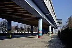 Onder de sporen en de perrons.