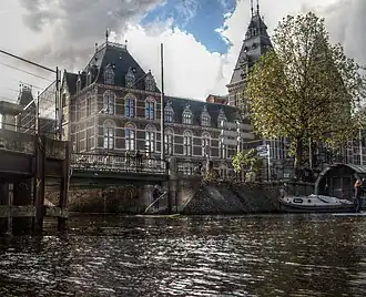 De Judith Leysterbrug bij het Rijksmuseum gezien naar de Boerenwetering, met een Supper