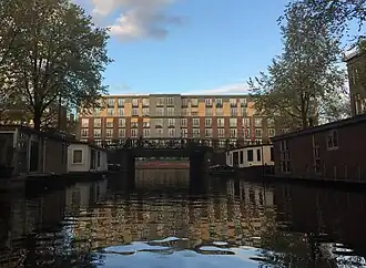 De brug,gezien naar de Singelgracht in april 2017