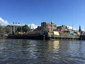 De resten van brug 326, de Nieuwe Nieuwe Brug zijn in de zomer van 2015 nog gebruikt als locatie voor een stadsstrand[1]. Gezien vanaf het Open Havenfront naar het Zuid-Oosten.