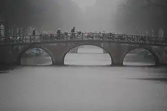 Brug 47 gezien naar het noorden, januari 2017. Op de achtergrond de Felix Meritisbrug.
