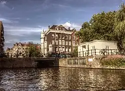 De brug met het commiezenhuis in augustus 2017